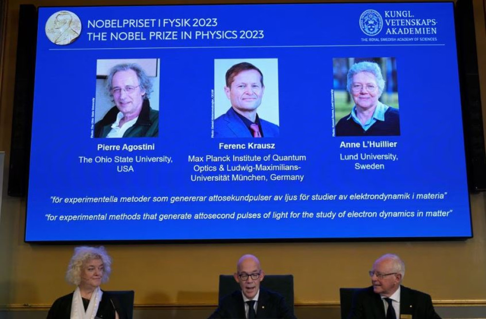 भौतिक शास्त्रतर्फको नोबेल पुरस्कार तीन जना वैज्ञानिकलाई