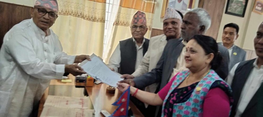 लुम्बिनीमा महरालाई मुख्यमन्त्री बनाउन प्रदेश प्रमुख समक्ष बहुमत सांसदको हस्ताक्षर पेश
