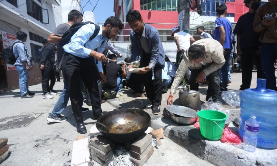 ग्यास अभावः विरोधमा विद्यार्थीले सडकमै दाउरामा पकाए खाना (तस्बिरहरु)