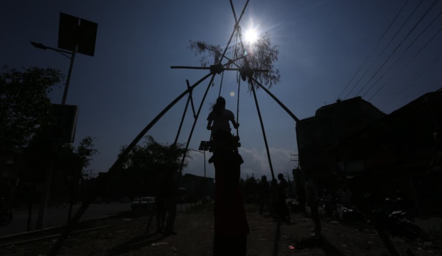काठमाडौंको धुलाम्मे सडकपेटीमा मच्चिँदो पिङ अर्थात् दशैंको खुशी (फोटो फिचर)