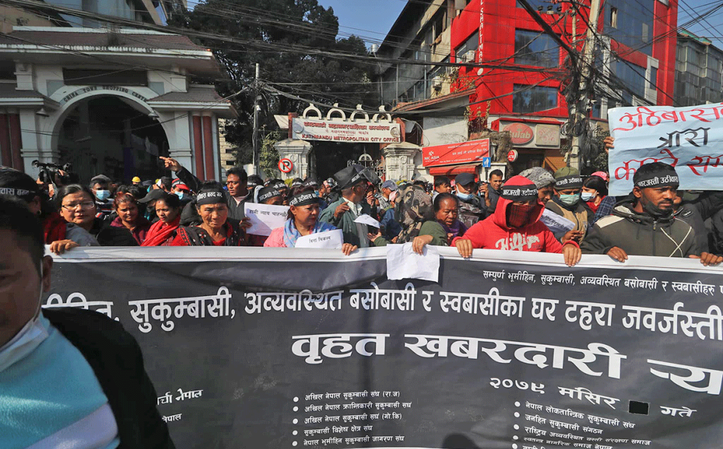 काठमाडौं महानगरको कार्यालय अघि सुकुम्बासीको प्रदर्शन