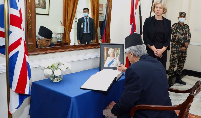 प्रधानमन्त्री देउवाद्वारा दूतावास पुगेर  एलिजाबेथको निधनप्रति दुःख व्यक्त