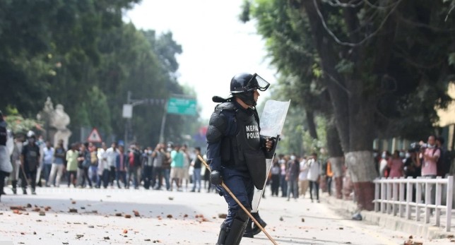 रास्ट्रपतिविरुद्ध कांग्रेसले कार्यकर्ता सडकमा उतार्यो, नेविसंघद्वारा रास्ट्रपतिको पुतला दहन