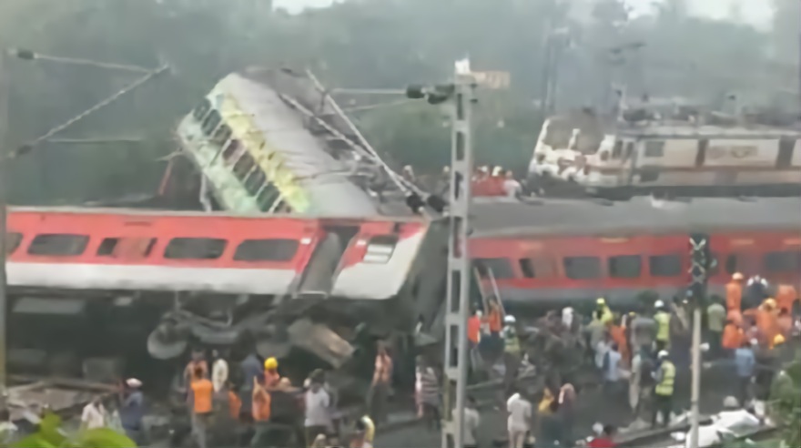 भारतको ओडिशामा भयानक रेल दुर्घटना, कम्तिमा २३३ जनाको मृत्यु
